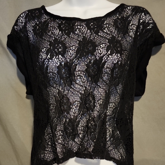 Eyeshadow Tops - NWT Eyeshadow Black and White Flutter Sleeve Crop Blouse
